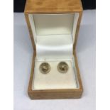 A PAIR OF 9 CARAT GOLD STUD EARRINGS WITH PRESENTATION BOX