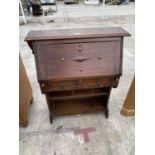 AN EARLY 20TH CENTURY OAK BUREAU