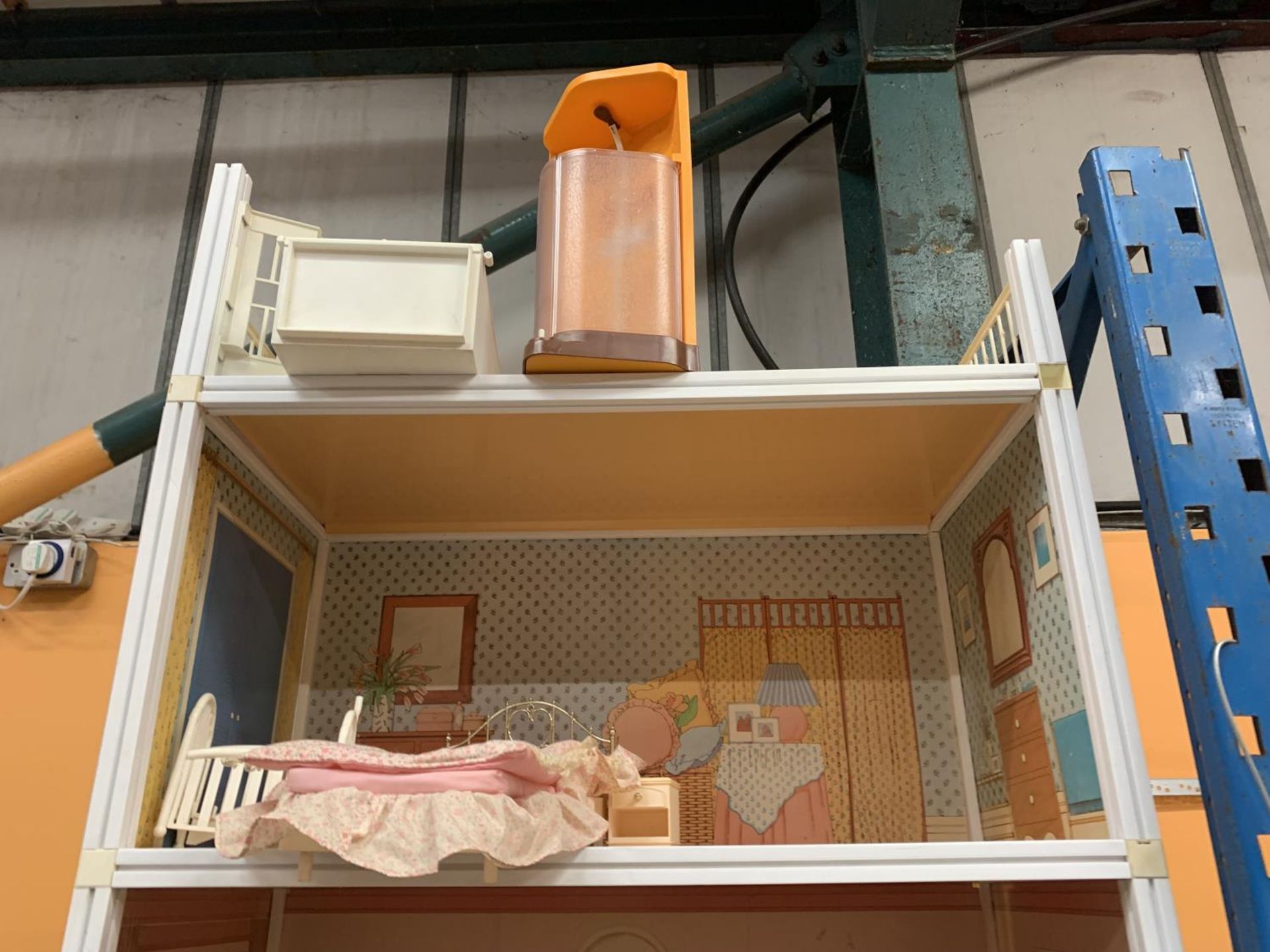 A VERY LARGE THREE STOREY SINDY DOLLS HOUSE WITH ROOF TOP TERRACE TO INCLUDE FURNITURE - Image 3 of 4