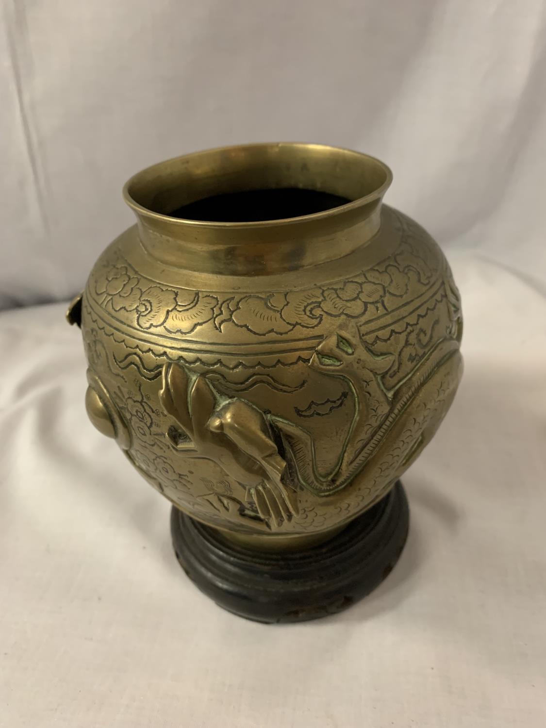 A CHINESE BRASS POT MANJI SYMBOL WITH DRAGONS ON A WOODEN STAND - Image 2 of 3