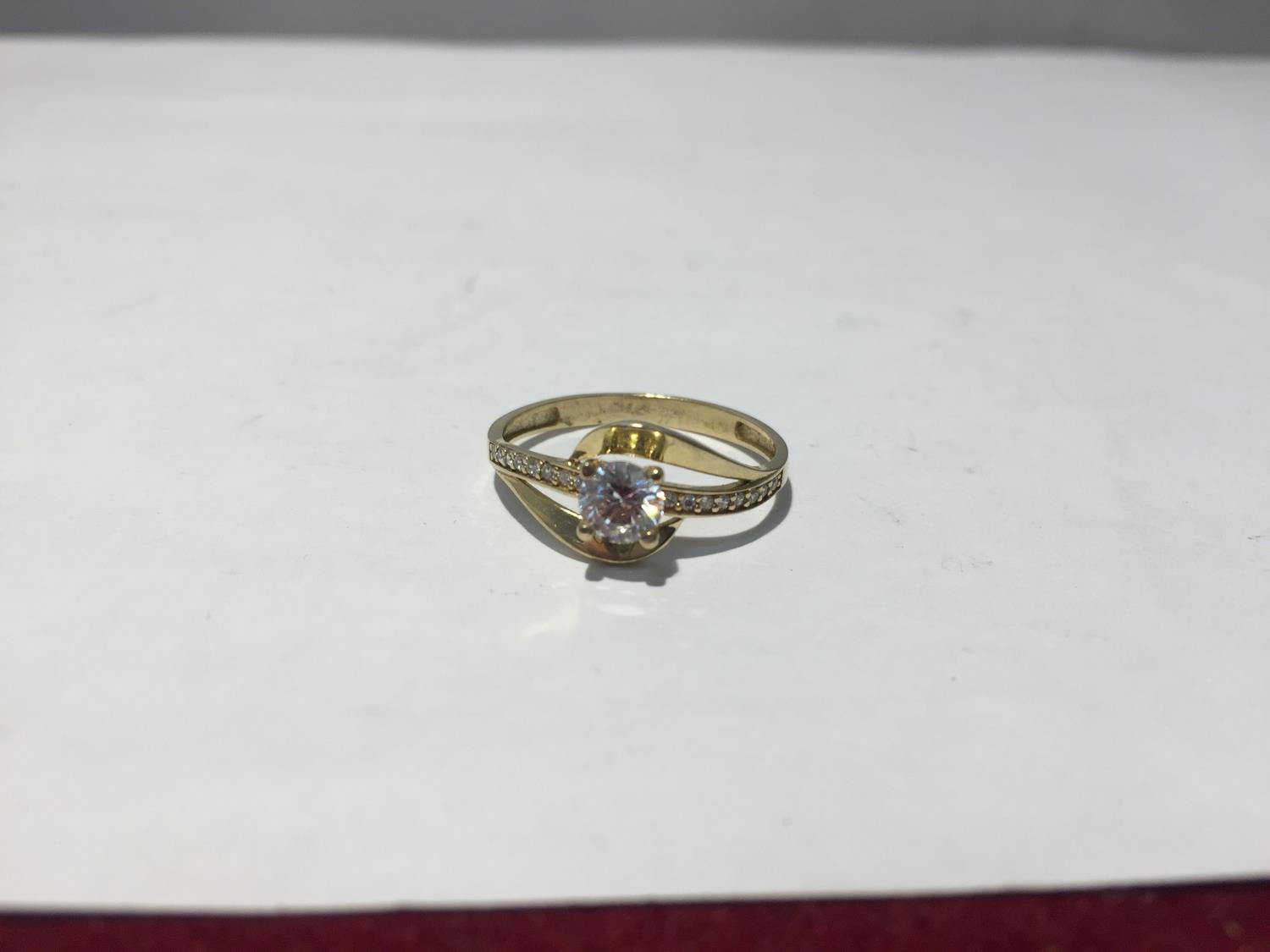 A 9 CARAT GOLD RING WITH A CLEAR STONE SOLITAIRE AND CLEAR STONES ON THE SHOULDERS WITH PRESENTATION - Image 4 of 4