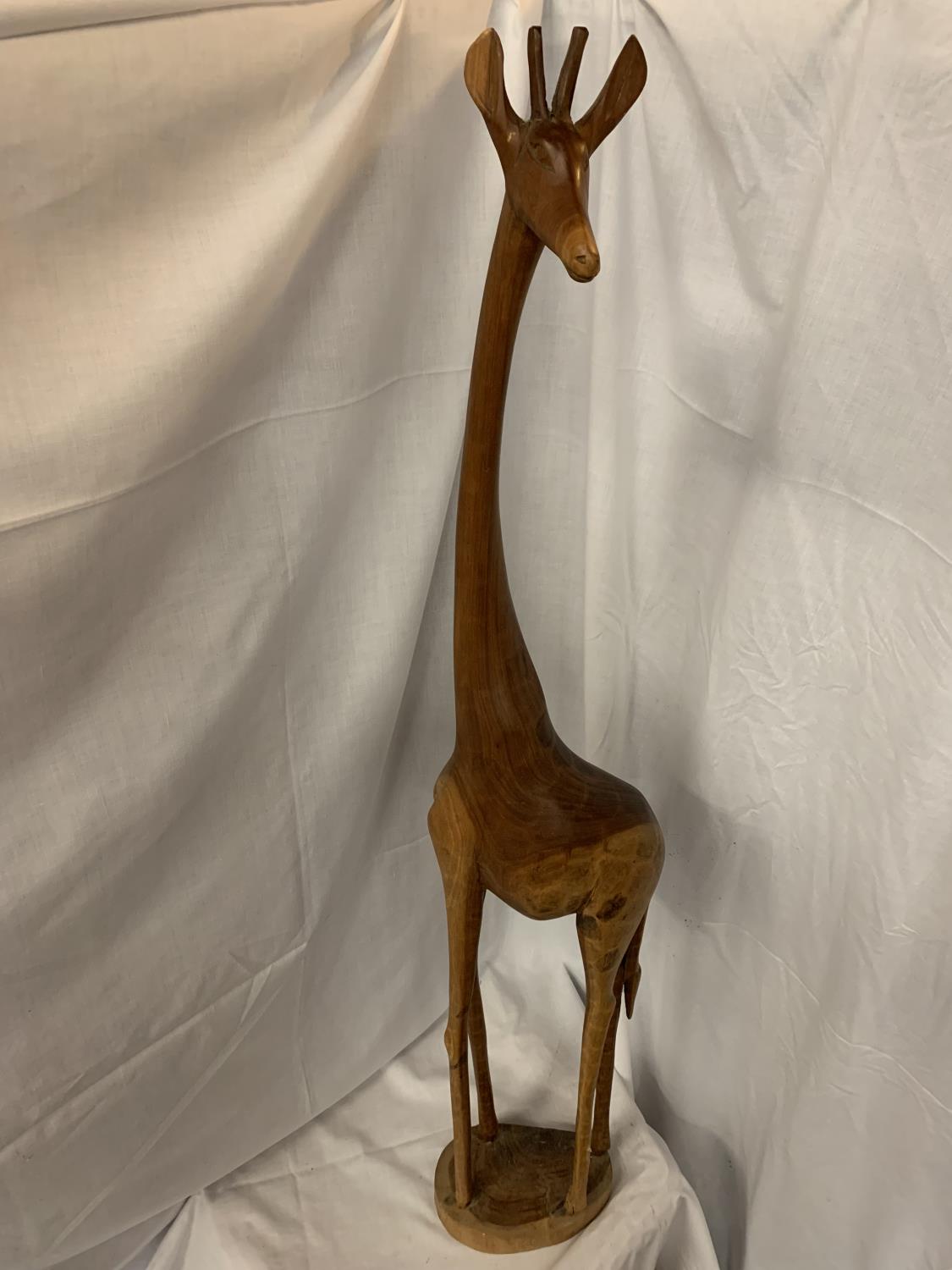 A TALL WOODEN GIRAFFE (REPAIR TO FOOT) - Image 2 of 4