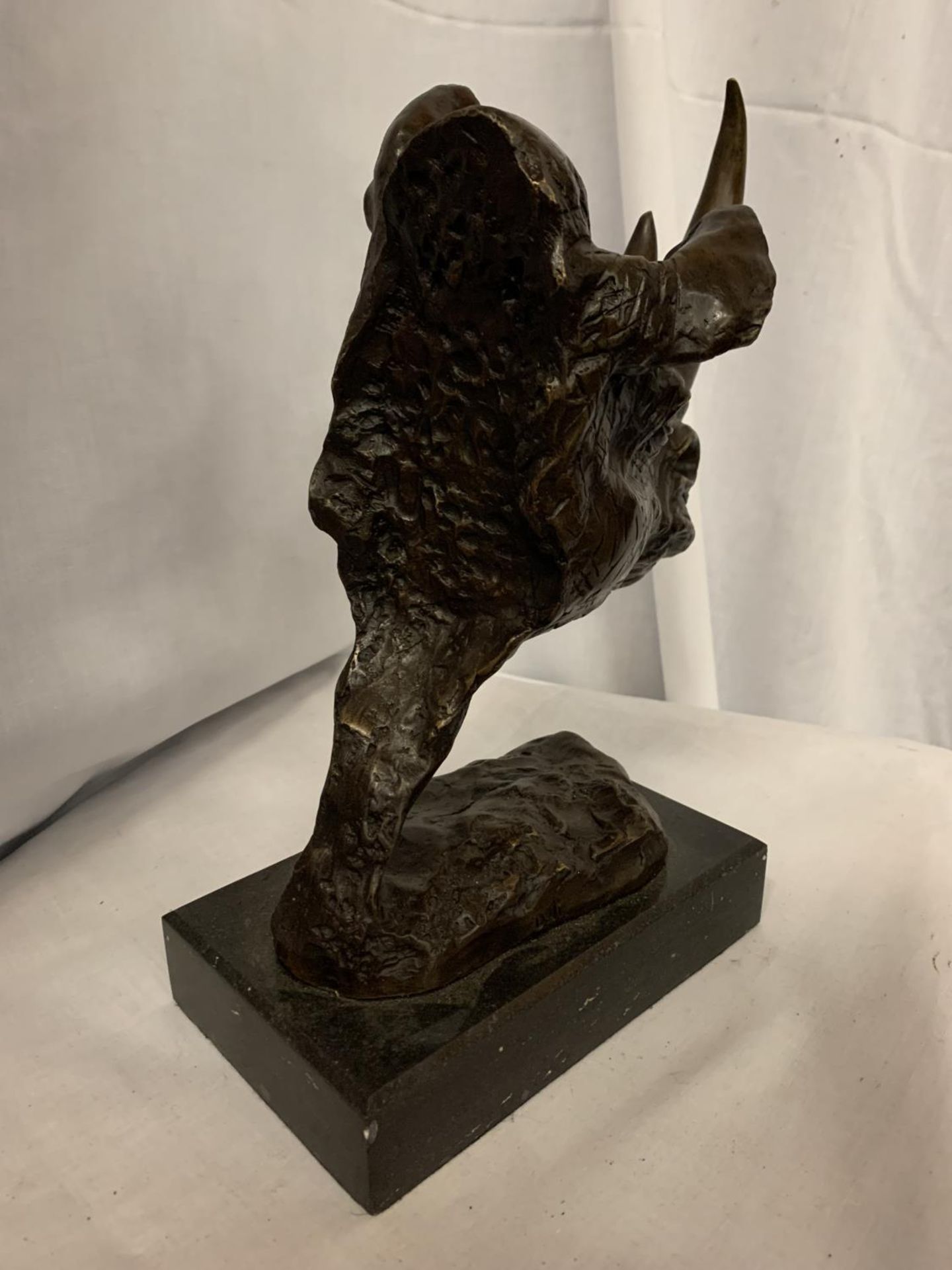 A LARGE BRONZE RHINO BUST ON A MARBLE BASE H:32CM - Image 4 of 4
