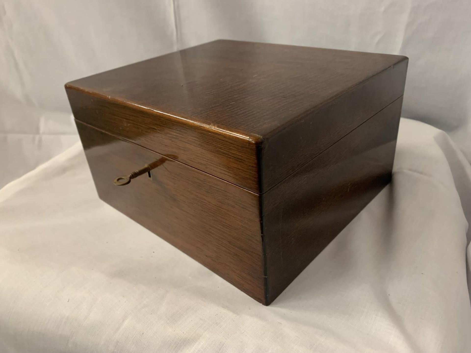 A VINTAGE MAHOGANY TEA CADDY BOX WITH KEY