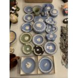 A LARGE COLLECTION OF WEDGEW0OD JASPER WARE TO INCLUDE PIN DISHES, LIDDED TRINKET BOX, VASES ETC