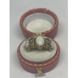 A 9 CARAT GOLD GOLD RING WITH OPALS AND EMERALDS SIZE L IN A PRESENTATION BOX