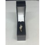 A 9 CARAT GOLD RING ON TWIST DESIGN WITH CLEAR STONES IN A PRESENTATION BOX