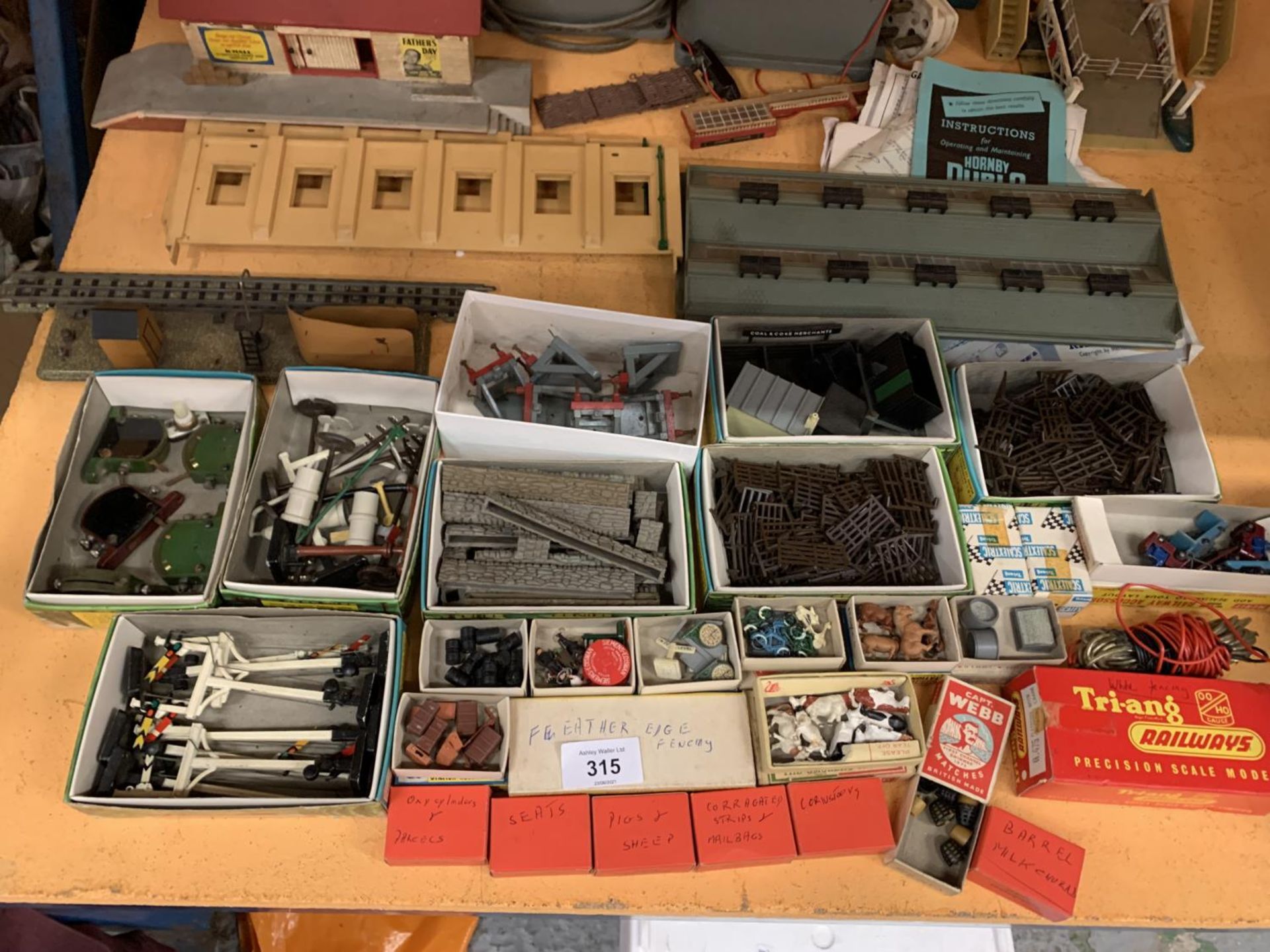 A VERY LARGE QUANTITY OF HORNBY MODEL RAILWAY ACCESSORIES - LEVEL CROSSING, SCENERY, BUFFERS, - Image 4 of 23