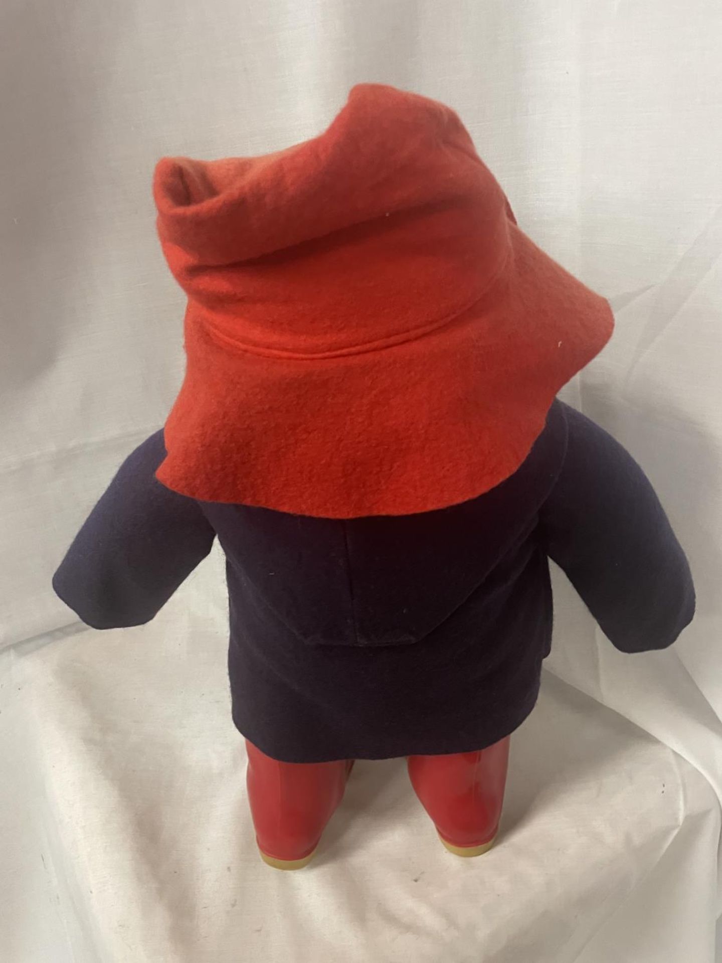 A PADDINGTON BEAR FIGURE WITH LABEL STATING GABRIELLE DESIGNS 1972, DESIGN NUMBER 957892 - Image 7 of 7