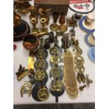 A COLLECTION OF BRASS ITEMS TO INCLUDE CANDLE STICKS, DOOR PLATES AND HORSE BRASSES
