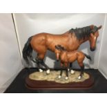 A LARGE LEONARDO COLLECTION FIGURE OF A BAY MARE AND FOAL ON A WOODEN PLINTH