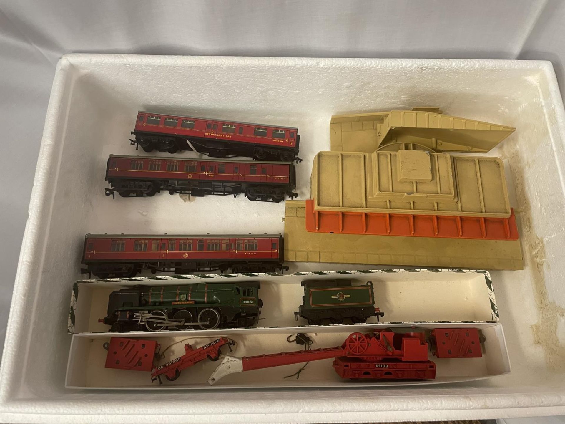 VARIOUS HORNBY DUBLO ITEMS - A 2-6-2 LOCOMOTIVE "DORCHESTER" AND TENDER, A NUMBER 133 CRANE,