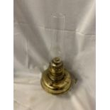 A VINTAGE BRASS OIL LAMP TO INCLUDE A GLASS FUNNEL H: TO TOP OF WICK 23CM