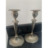 A PAIR OF HALLMARKED BIRMINGHAM CANDLESTICKS WITH WEIGHTED BASES H: 24CM