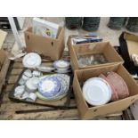 AN ASSORTMENT OF HOUSEHOLD CLEARANCE ITEMS TO INCLUDE GLASS WARE AND CERAMIC PLATES ETC