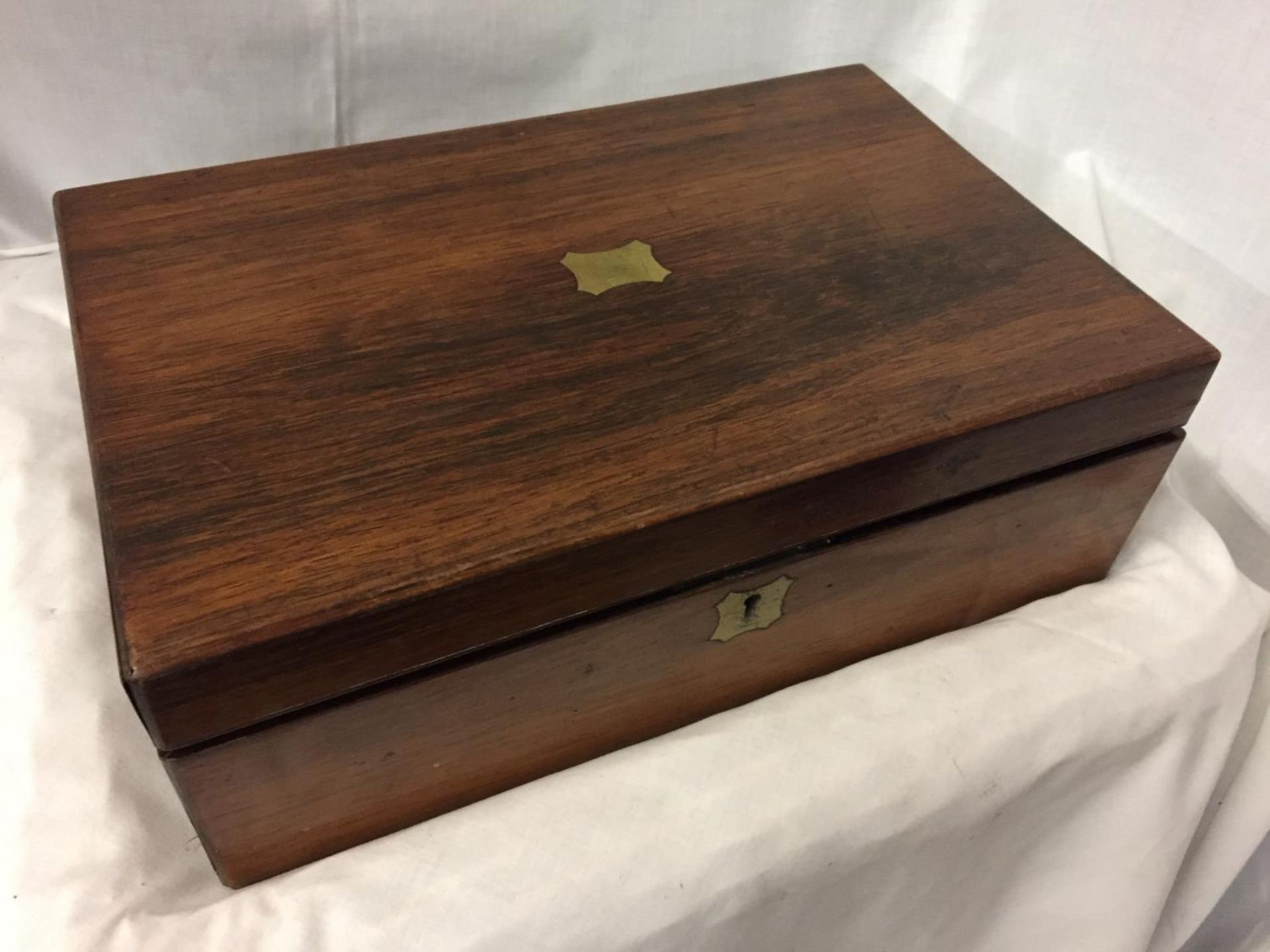 A MAHOGANY BOX WITH BRASS INLAY AND A KOALA BEAR WINE STOPPER