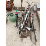 A LARGE ASSORTMENT OF GARDEN TOOLS TO INCLUDE SHOVELS, RAKES AND A LARGE GLASS VASE