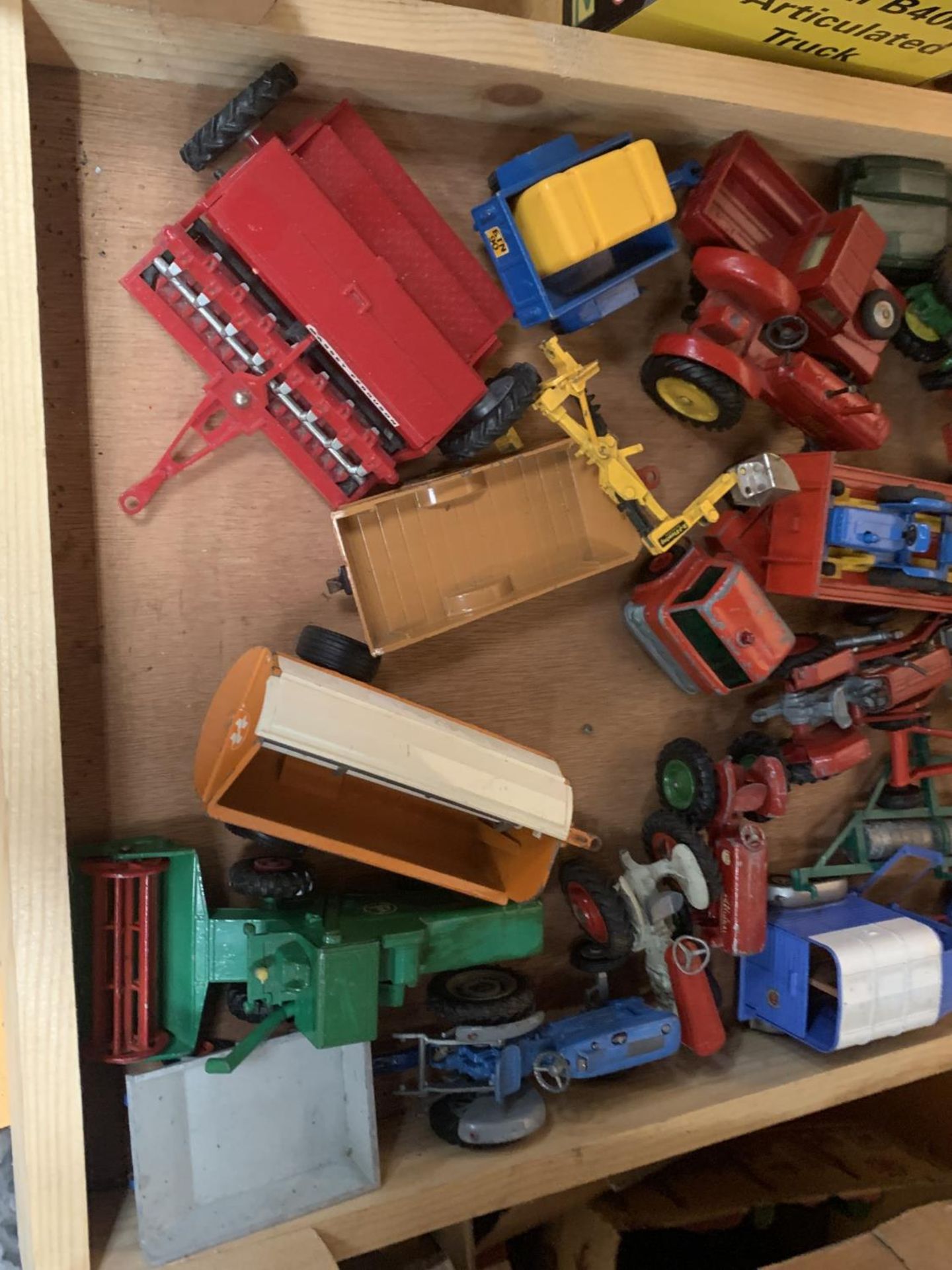 A WOODEN TRAY OF VINTAGE DIE CAST MODEL FARM VEHICLES - Image 2 of 4