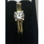 A 9 CARAT GOLD RING WITH A CENTRE CLEAR STONE