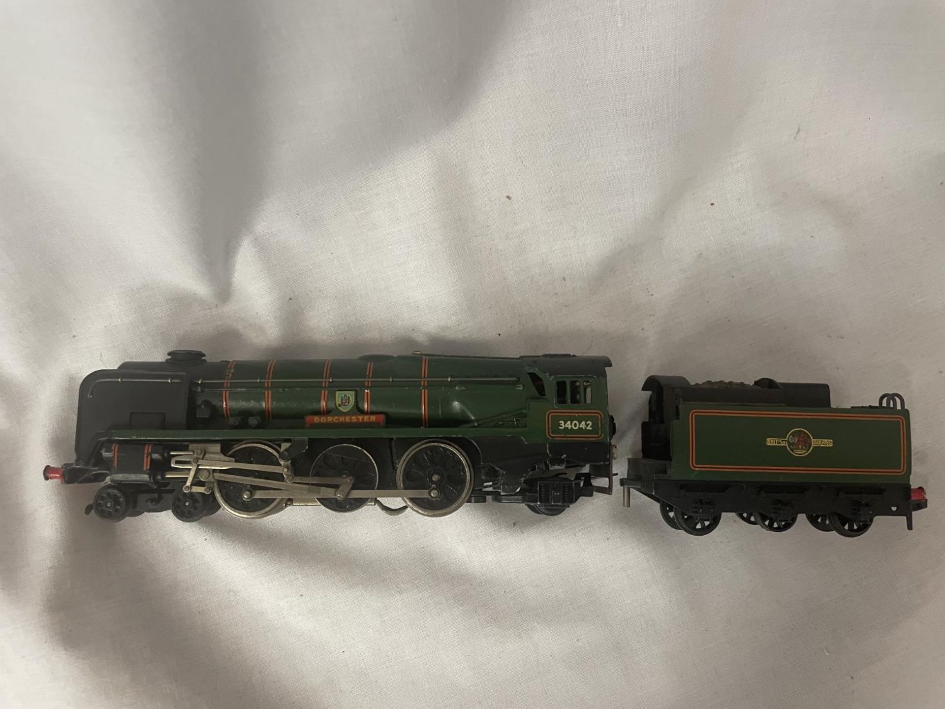 VARIOUS HORNBY DUBLO ITEMS - A 2-6-2 LOCOMOTIVE "DORCHESTER" AND TENDER, A NUMBER 133 CRANE, - Image 2 of 9