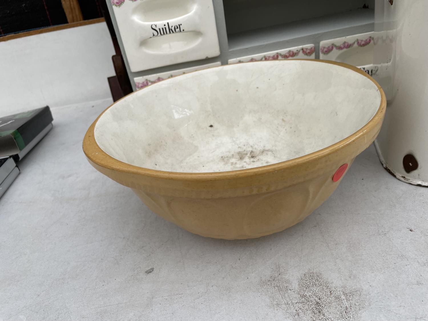 AN ASSORTMENT OF ITEMS TO INCLUDE AN ENAMEL BREAD BIN, MIXING BOWL AND SHELVES ETC - Image 2 of 5