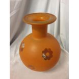 AN ART DECO ORANGE GLASS VASE/ORNAMENT H: APPROX 38CM