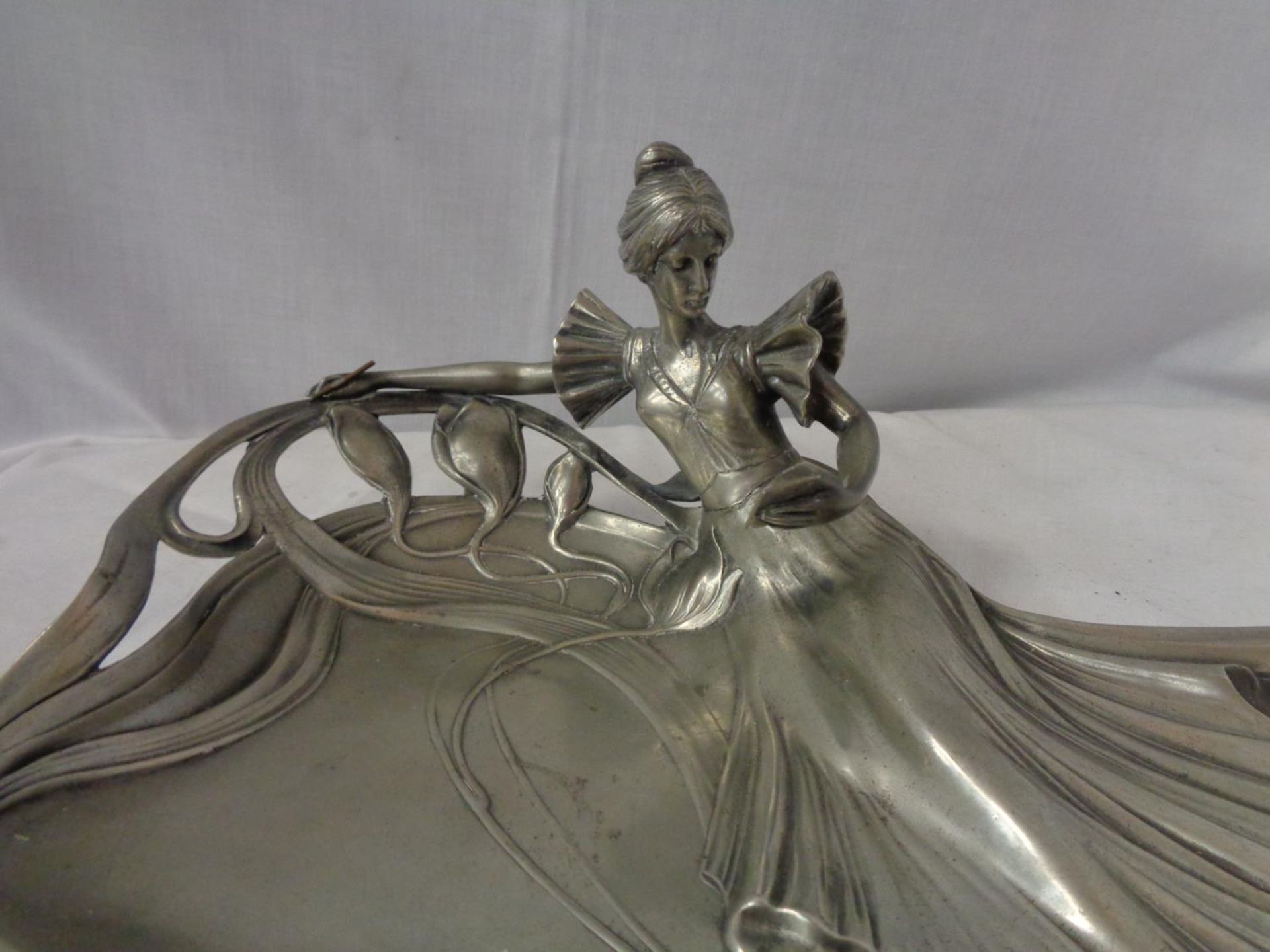 A PEWTER ART DECO STYLE DISH WITH THE FIGURE OF A LADY - Image 2 of 4