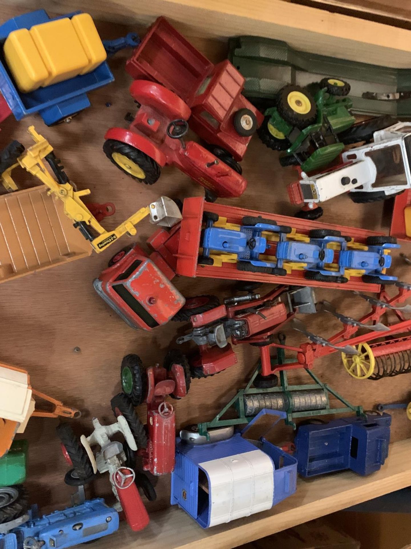 A WOODEN TRAY OF VINTAGE DIE CAST MODEL FARM VEHICLES - Image 3 of 4