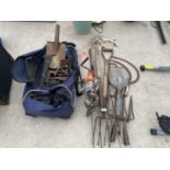 AN ASSORTMENT OF VARIOUS VINTAGE TOOLS TO INCLUDE A BLOW TORCH, FORKS AND SPADES ETC