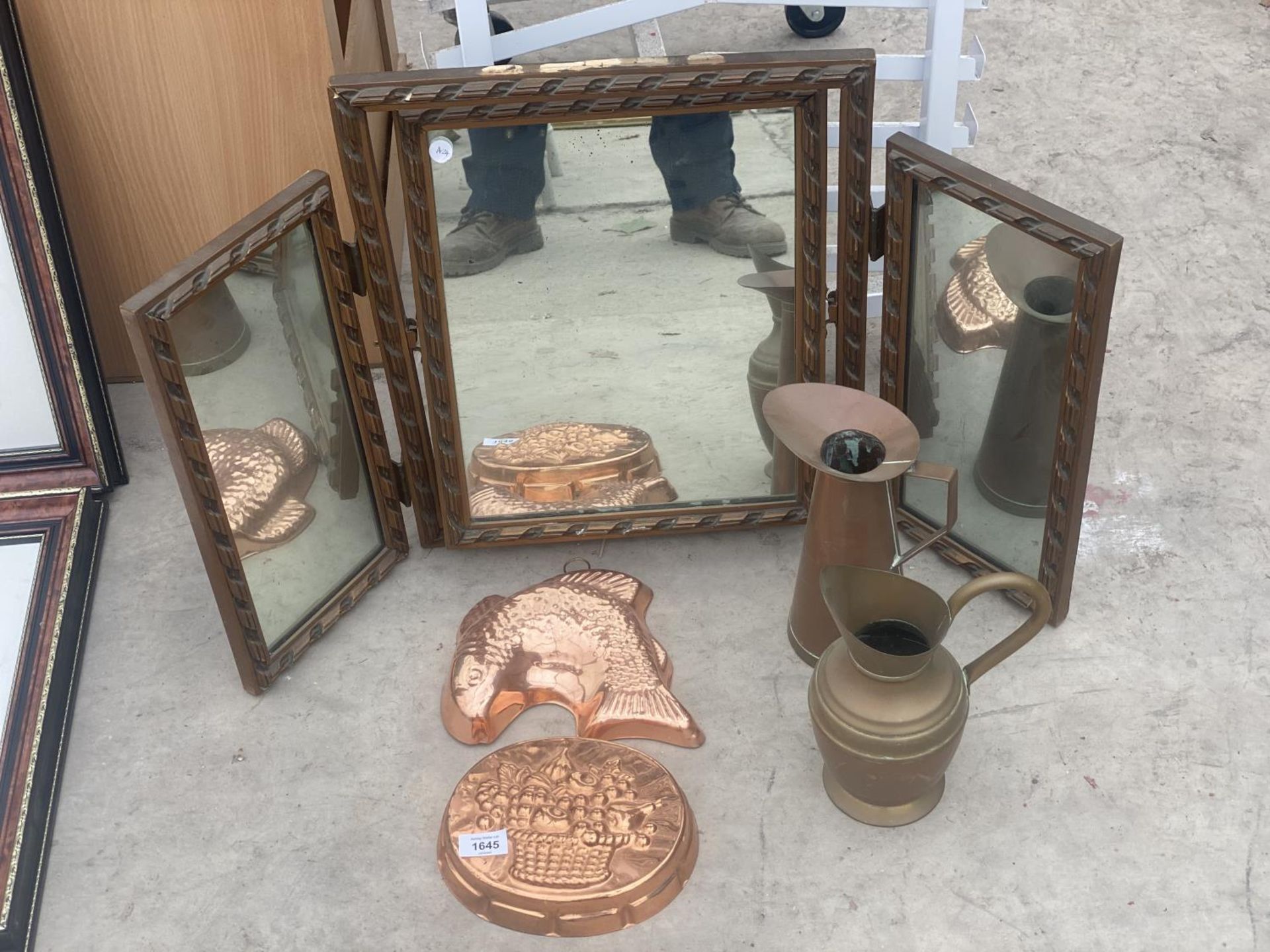 AN ASSORTMENT OF ITEMS TO INCLUDE COPPER JUGS, JELLY MOULDS AND A DRESSING TABLE MIRROR