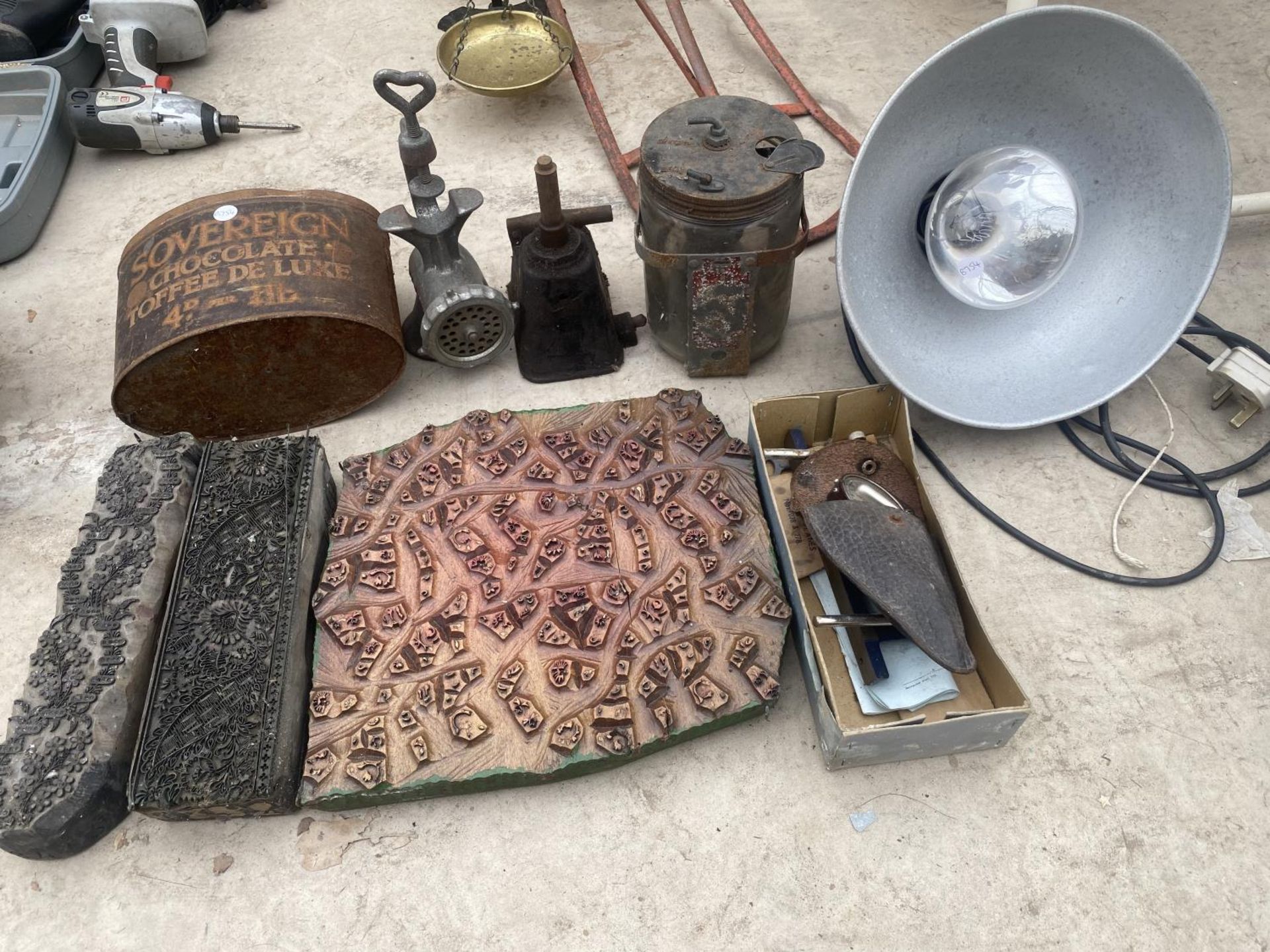 AN ASSORTMENT OF ITEMS TO INCLUDE A VINTAGE TIN, MINCER AND BOTTLE JACK ETC