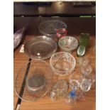 AN ASSORTMENT OF GLASS ITEMS TO ALSO INCLUDE A SILVER PLATE COMPORT AND DECORATIVE FRUIT BOWL