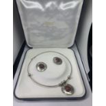 A MARKED 925 SILVER NECKLACE AND EARRINGS SET WITH RED STONES IN A PRESENTATION BOX