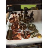 A MIXTURE OF COPPER AND BRASS ITEMS