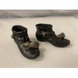 A VINTAGE PAIR OF CERAMIC BOOTS WITH MICE SIGNED 560171