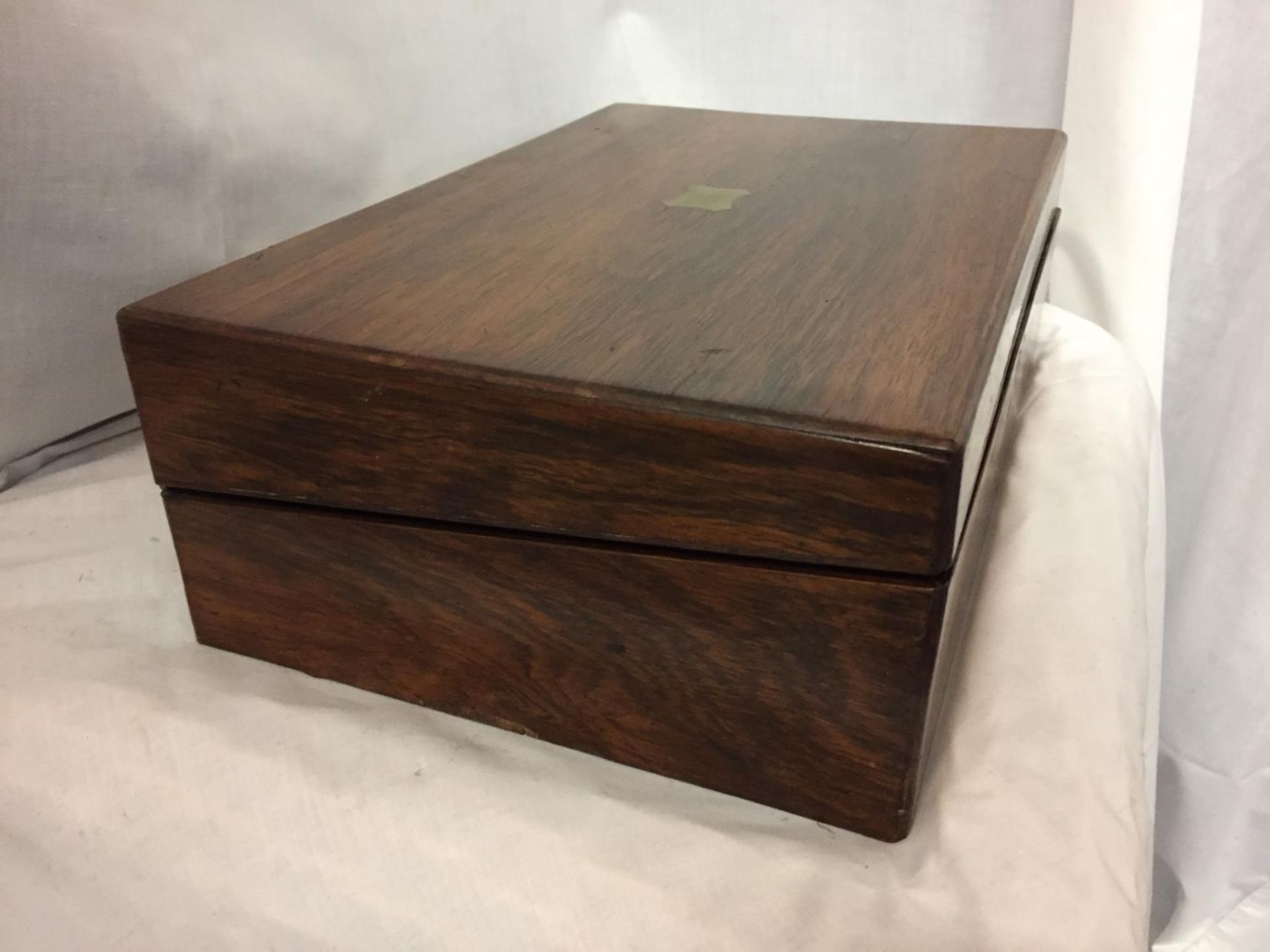 A MAHOGANY BOX WITH BRASS INLAY AND A KOALA BEAR WINE STOPPER - Image 5 of 10