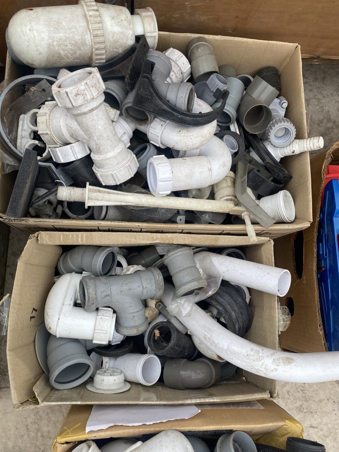 A LARGE QUANTITY OF MIXED PLUMBING FITTINGS - Image 2 of 2