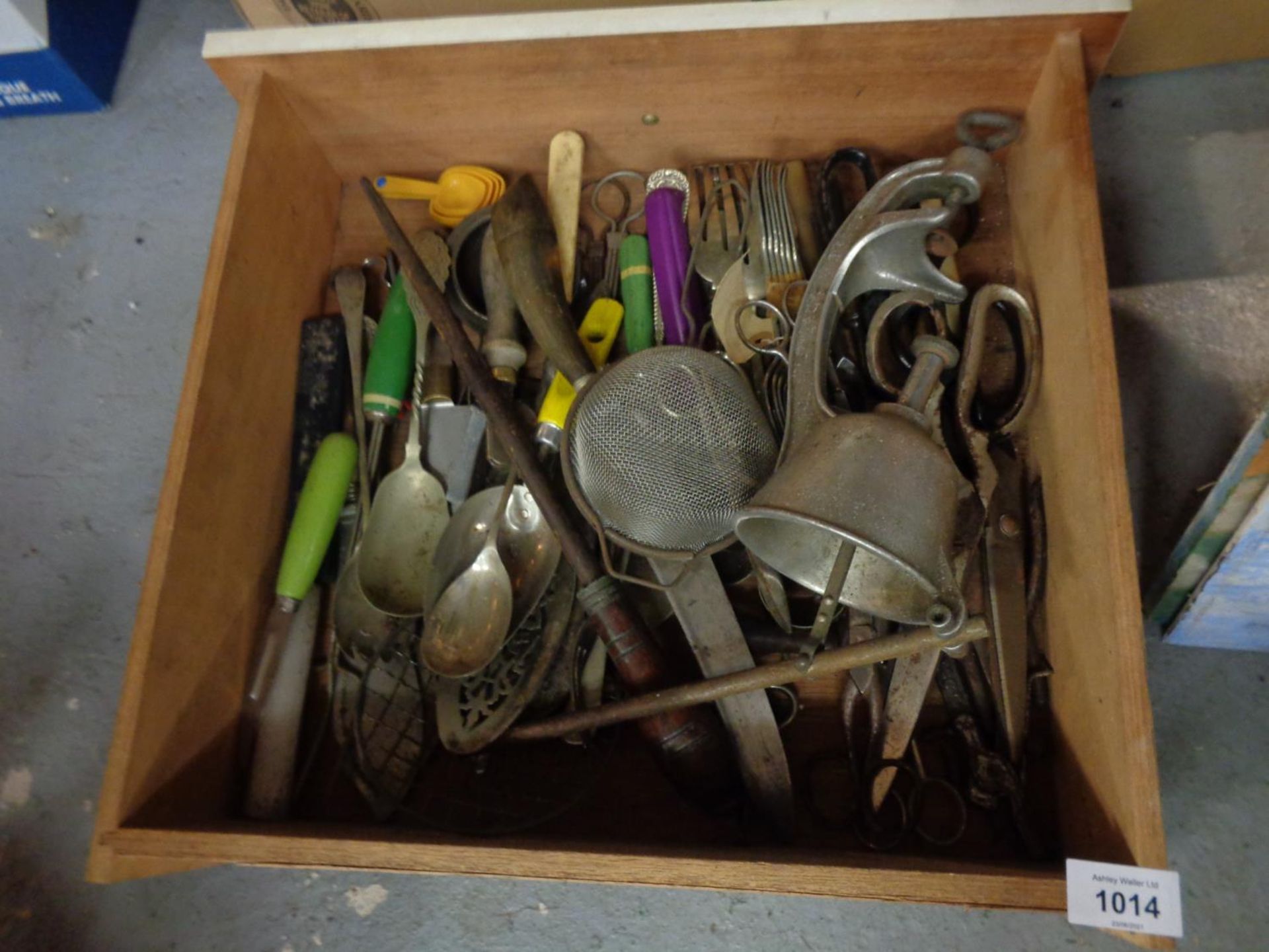 A LARGE COLLECTION OF VINTAGE KITCHEN UTENSILS