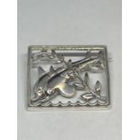 A MARKED SILVER BROOCH DEPICTING TWO DOLPHINS