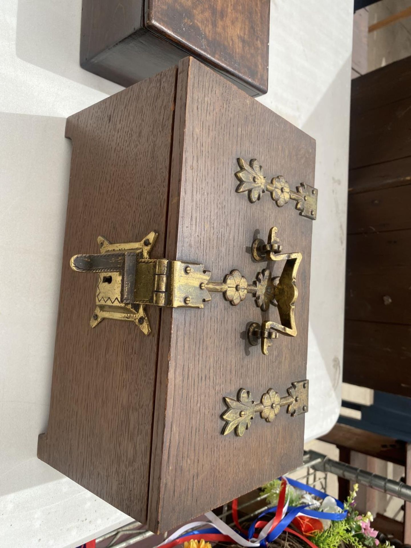 A GROUP OF THREE VARIOUS DECORATIVE TREEN BOXES - Image 2 of 5