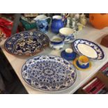 A COLLECTION OF BLUE AND WHITE CERAMICS TO INCLUDE 2 LARGE PATTERNED PLATES, JUGS,