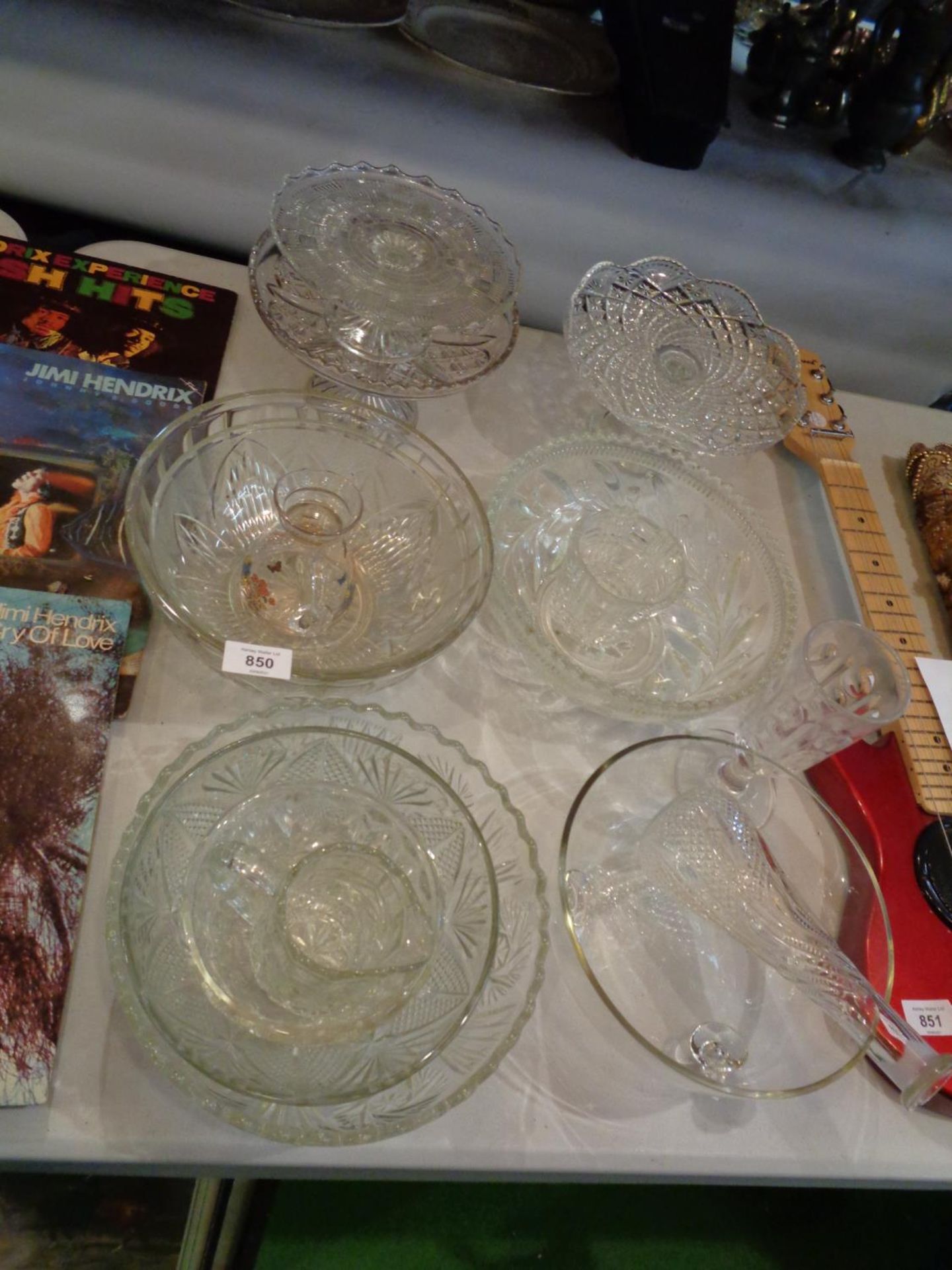 A COLLECTION OF DECORATIVE GLASS WARE TO INCLUDE THREE CAKE STANDS AND SEVEN BOWLS