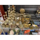 AN ASSORTMENT OF BRASS WARE TO INCLUDE HORSE BRASSES, CANDLE STICKS AND A GONG ETC