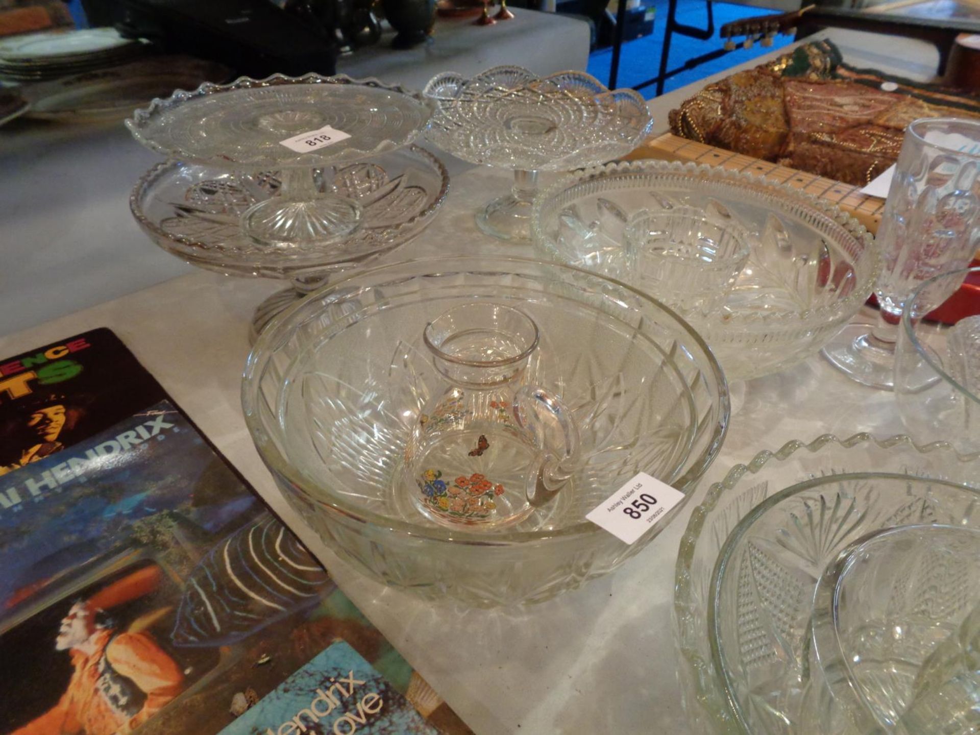 A COLLECTION OF DECORATIVE GLASS WARE TO INCLUDE THREE CAKE STANDS AND SEVEN BOWLS - Image 2 of 3