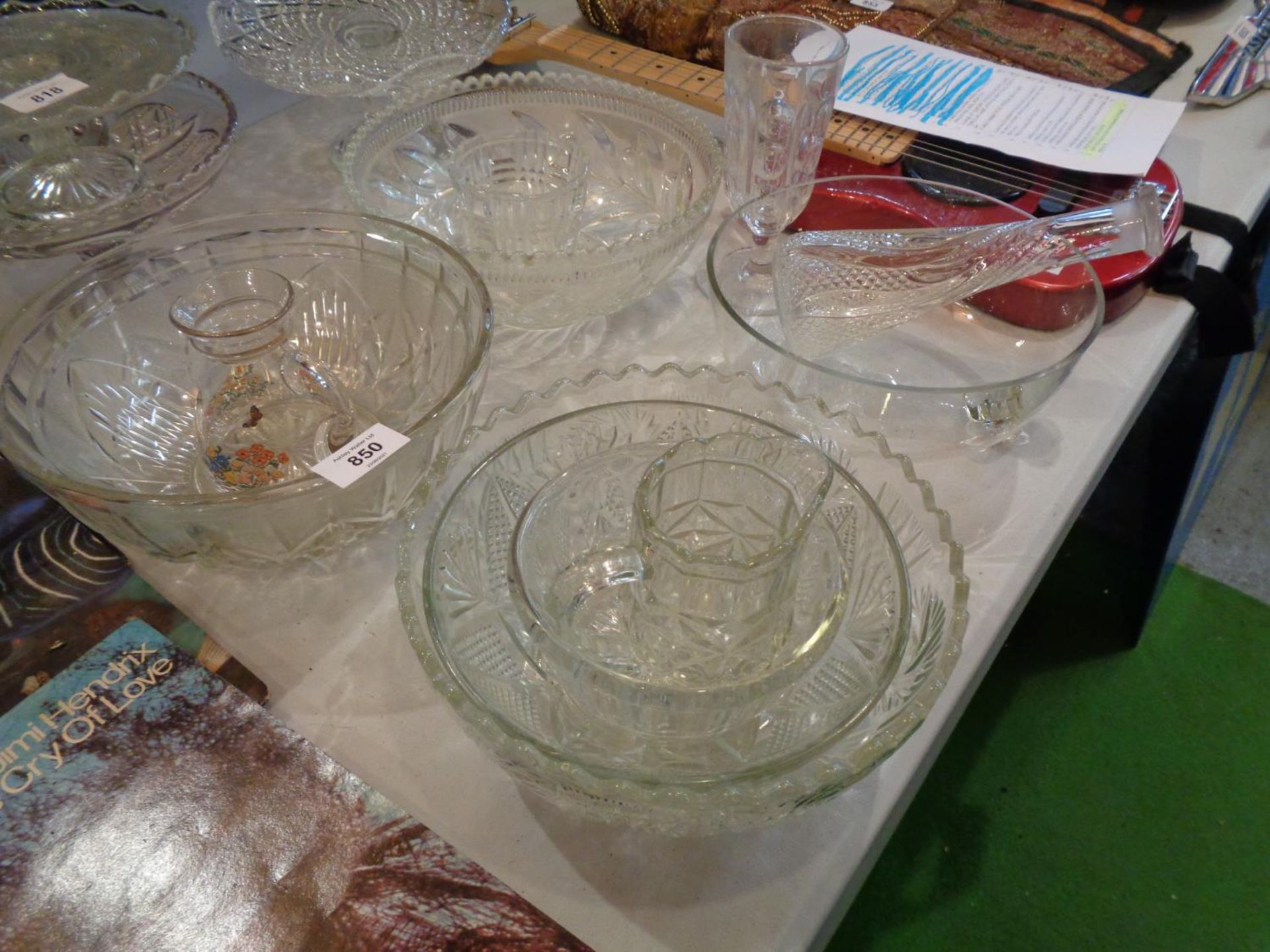 A COLLECTION OF DECORATIVE GLASS WARE TO INCLUDE THREE CAKE STANDS AND SEVEN BOWLS - Image 3 of 3