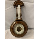 A DECORTIVE WALL BARROMETER WITH THERMOMETER A/F CRACKED GLASS ACROSS THE THERMOMETER