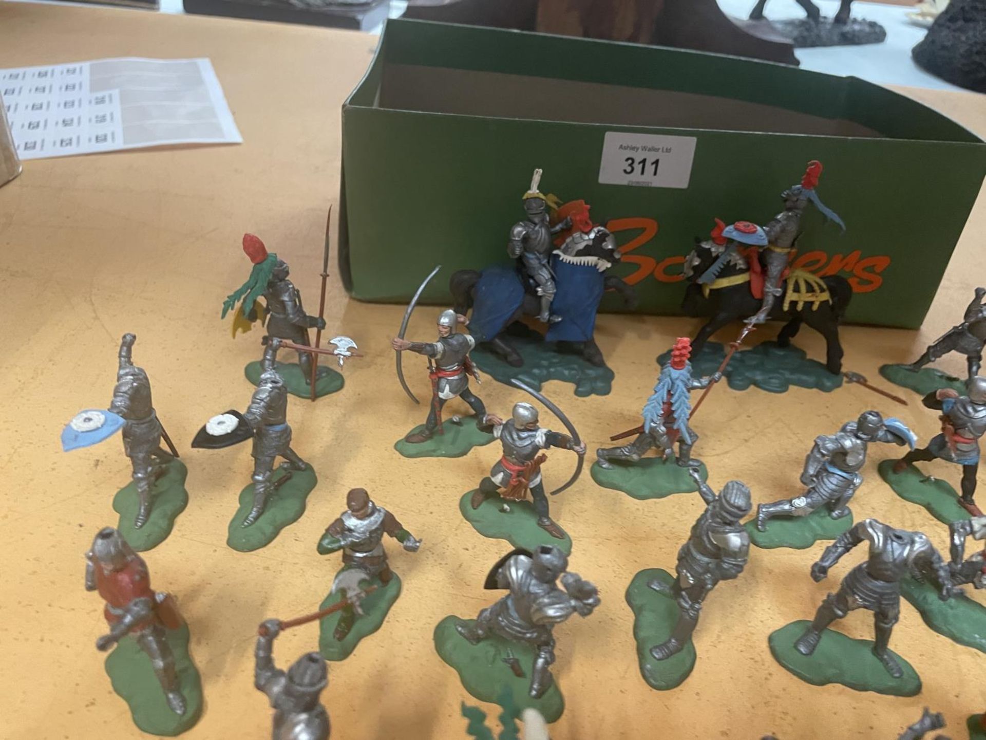 A LARGE QUANTITY OF SWOPPET BY BRITAINS PLASTIC 15TH CENTURY KNIGHT FIGURES AND A LARGE QUANTITY - Image 5 of 6