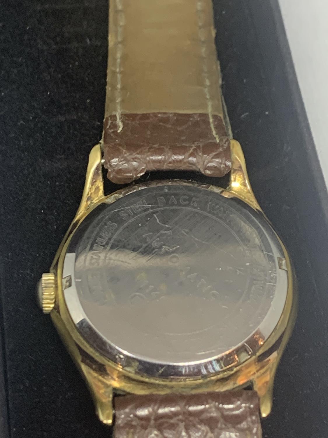 A VINTAGE SULLY SPECIAL 15 JEWEL AUTOMATIC WRIST WATCH WITH BROWN LEATHER STRAP IN A PRESENTATION - Image 3 of 4