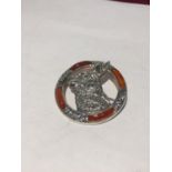 A MARKED SILVER AND AGATE BROOCH WITH A HARE DESIGN