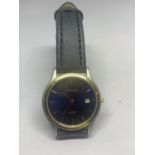 AN ACCURIST CALENDAR WRIST WATCH WITH BLACK LEATHER STRAP SEEN IN WORKING ORDER BUT NO WARRANTY